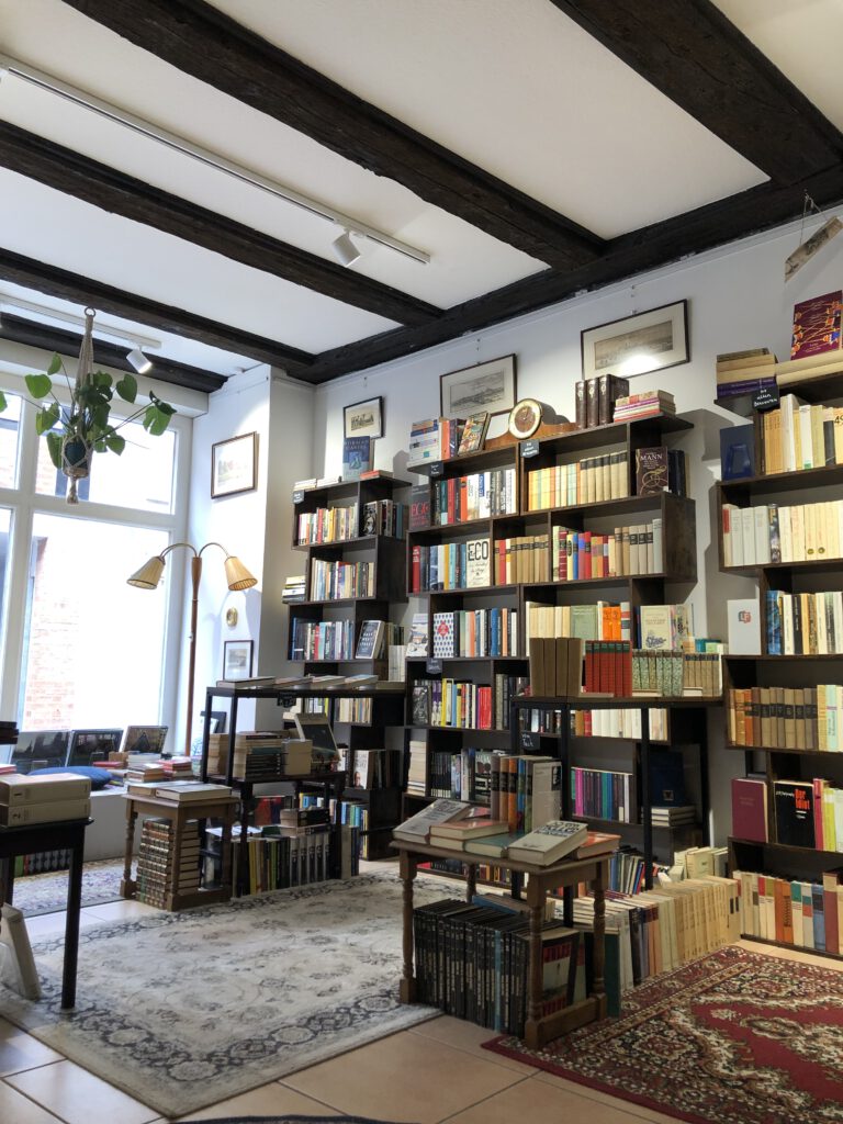 Ein Blick in das Antiquariat mit Bücherregalen und Sitzplätzen